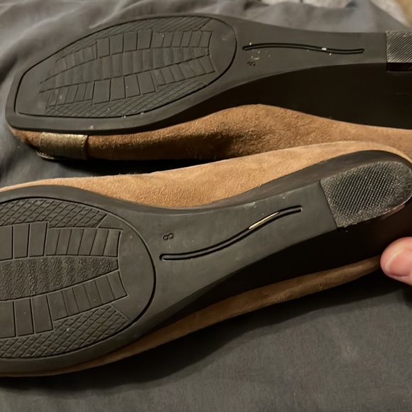 Bandolino Tan wedge shoes with buckle trim - Picture 5 of 6